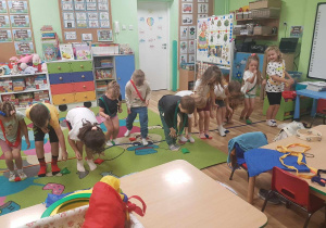 "Żabki" w trakcie ćwiczeń gimnastycznych.