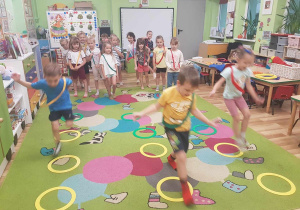 "Żabki" w trakcie ćwiczeń gimnastycznych.