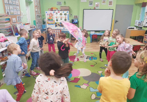 "Żabki" podczas zabaw przy muzyce.
