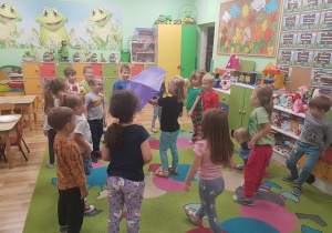 "Żabki" podczas zabaw przy muzyce.