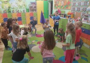 "Żabki" podczas zabaw przy muzyce.