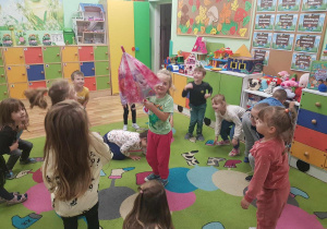 "Żabki" podczas zabaw przy muzyce.