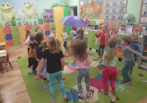 "Żabki" podczas zabaw przy muzyce.
