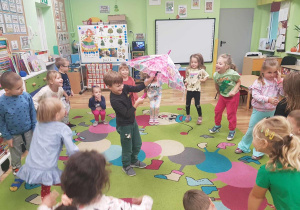 "Żabki" podczas zabaw przy muzyce.