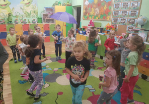 "Żabki" podczas zabaw przy muzyce.