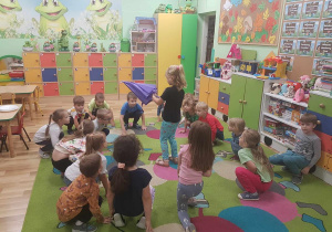 "Żabki" podczas zabaw przy muzyce.