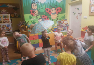 "Biedronki" podczas zabaw przy muzyce.