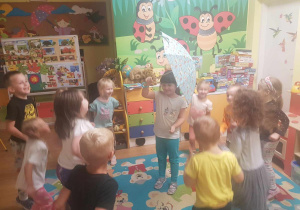 "Biedronki" podczas zabaw przy muzyce.