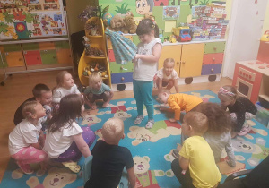 "Biedronki" podczas zabaw przy muzyce.