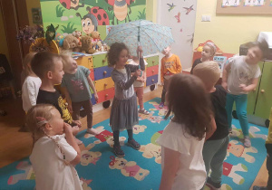 "Biedronki" podczas zabaw przy muzyce.