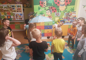 "Biedronki" podczas zabaw przy muzyce.