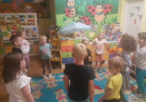 "Biedronki" podczas zabaw przy muzyce.