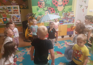 "Biedronki" podczas zabaw przy muzyce.