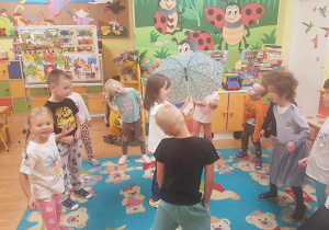 "Biedronki" podczas zabaw przy muzyce.