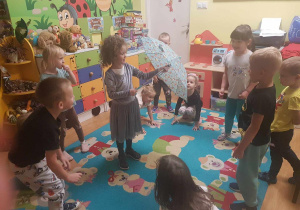 "Biedronki" podczas zabaw przy muzyce.