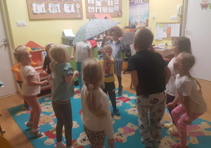 "Biedronki" podczas zabaw przy muzyce.