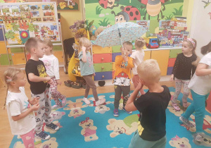 "Biedronki" podczas zabaw przy muzyce.