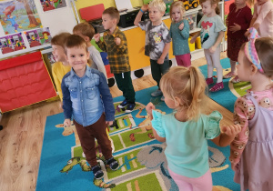 Jasio jako maszynista urodzinowego pociągu.