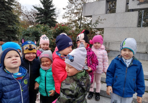 Dzieci stoią pod pomnikiem