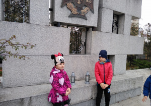 dzieci przed pomnikiem