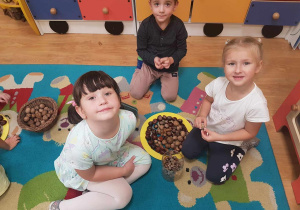 Michalina, Marysia i Stasio podczas tworzenia mandali.