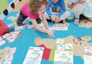 Zabawa dydaktyczna "Cztery pory roku". Dzieci dopasowują obrazki do odpowiedniej pory roku.