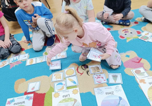 Zabawa dydaktyczna "Cztery pory roku". Dzieci dopasowują obrazki do odpowiedniej pory roku.