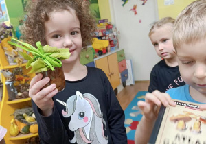 Dzieci poznawały grzyby i wykonane z nich przetwory.