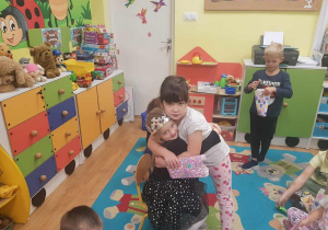 Marysia składa życzenia Oliwce.