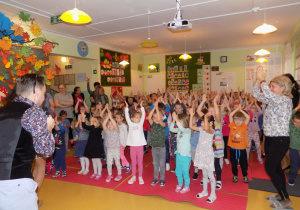 Dzieci tańczą do piosenki "Wyginam śmiało ciało"