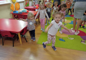 Zabawy taneczne przy muzyce z repertuaru dziecięcego.