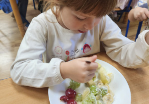 Blanka dodaje jogurt.