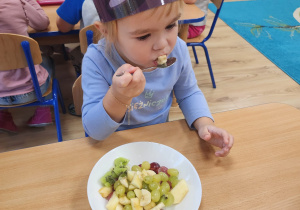 Julka. B. próbuje swojej sałatki.