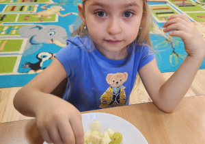 Wiktoria.R dodaje jogurt do sałatki.