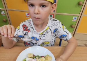 Agam.G. próbuje swojej sałatki.