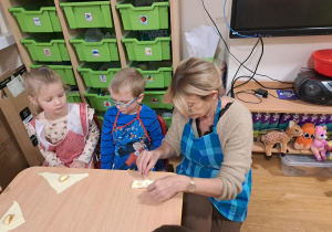 Pieczemy rogaliki z jabłuszkiem.