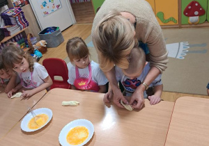 Pieczemy rogaliki z jabłuszkiem.