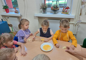 Pieczemy rogaliki z jabłuszkiem.