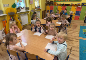 Dzieci kosztują swojego wypieku.