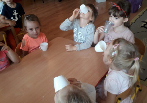 Dzieci piją sok jabłkowy