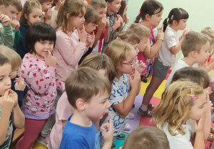 Dzieci kibicują swoim kolegom i koleżankom