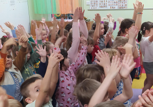 Dzieci kibicują swoim kolegom i koleżankom