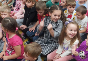 Dzieci kibicują swoim kolegom i koleżankom