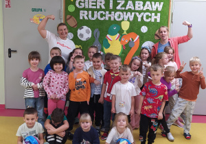 Dzieci pozują do zdjęcia