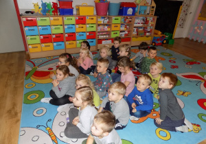 Dzieci uważnie słuchają opowiadania strażaków