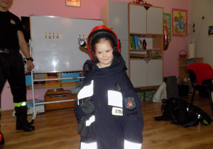 Marysia w kurtce i hełmie strażaka