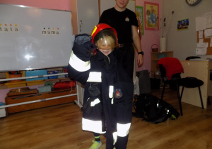 Hubert w kurtce i hełmie strażaka