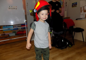 Marcel w hełmie strażaka