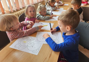 Dzieci kolorują obrazek Misia.