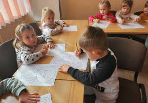 Dzieci kolorują obrazek Misia.